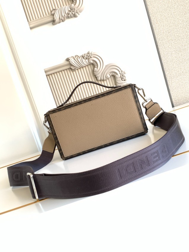 フェンディ 2026新作 ピーカブースタイルショルダーバッグ 精密ディテール 格安 安心の日本倉庫 追跡可能 数量限定入荷 高級感仕上げ_3