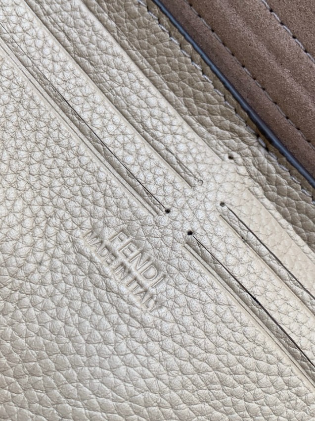 フェンディ 2026新作 ピーカブースタイルショルダーバッグ 精密ディテール 格安 安心の日本倉庫 追跡可能 数量限定入荷 高級感仕上げ_9