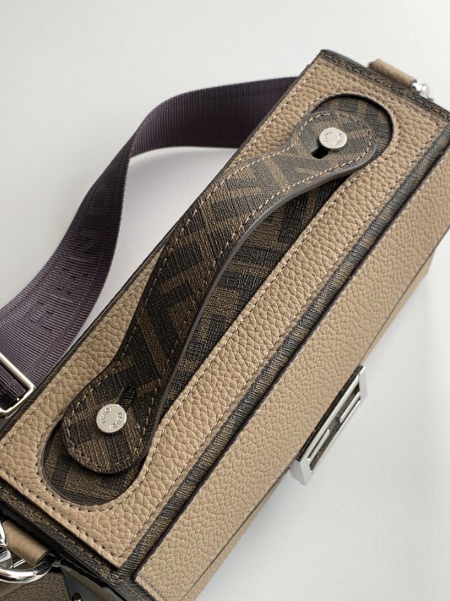 フェンディ 2026新作 ピーカブースタイルショルダーバッグ 精密ディテール 格安 安心の日本倉庫 追跡可能 数量限定入荷 高級感仕上げ_7