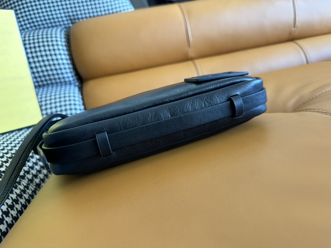 フェンディ 2026新作 レザーミニショルダーバッグ 精密ディテール 高品質仕上げ 安心の日本倉庫 追跡可能 数量限定入荷_5