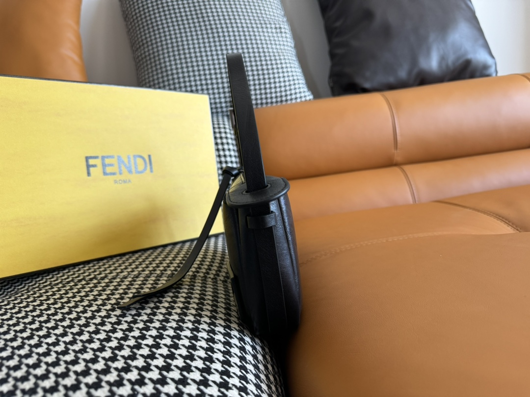 フェンディ 2026新作 レザーミニショルダーバッグ 精密ディテール 高品質仕上げ 安心の日本倉庫 追跡可能 数量限定入荷_4