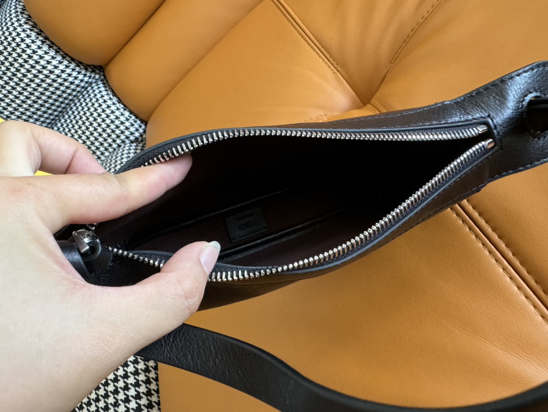 フェンディ 2026新作 レザーミニショルダーバッグ 精密ディテール 高品質仕上げ 安心の日本倉庫 追跡可能 数量限定入荷_7