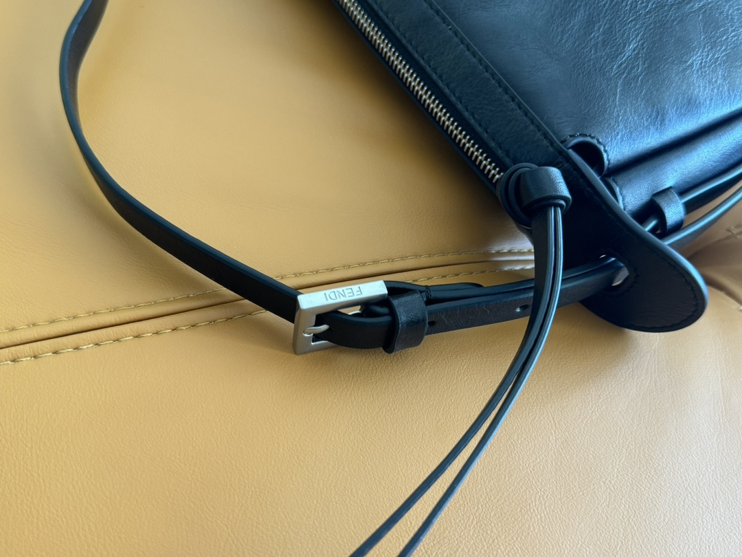 フェンディ 2026新作 レザーミニショルダーバッグ 精密ディテール 高品質仕上げ 安心の日本倉庫 追跡可能 数量限定入荷_9