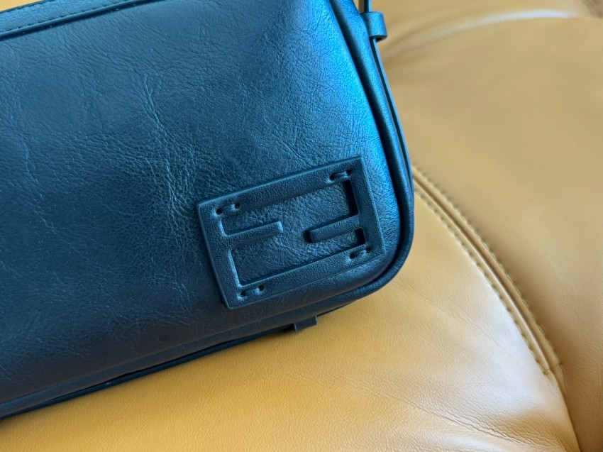 フェンディ 2026新作 レザーミニショルダーバッグ 精密ディテール 高品質仕上げ 安心の日本倉庫 追跡可能 数量限定入荷_8