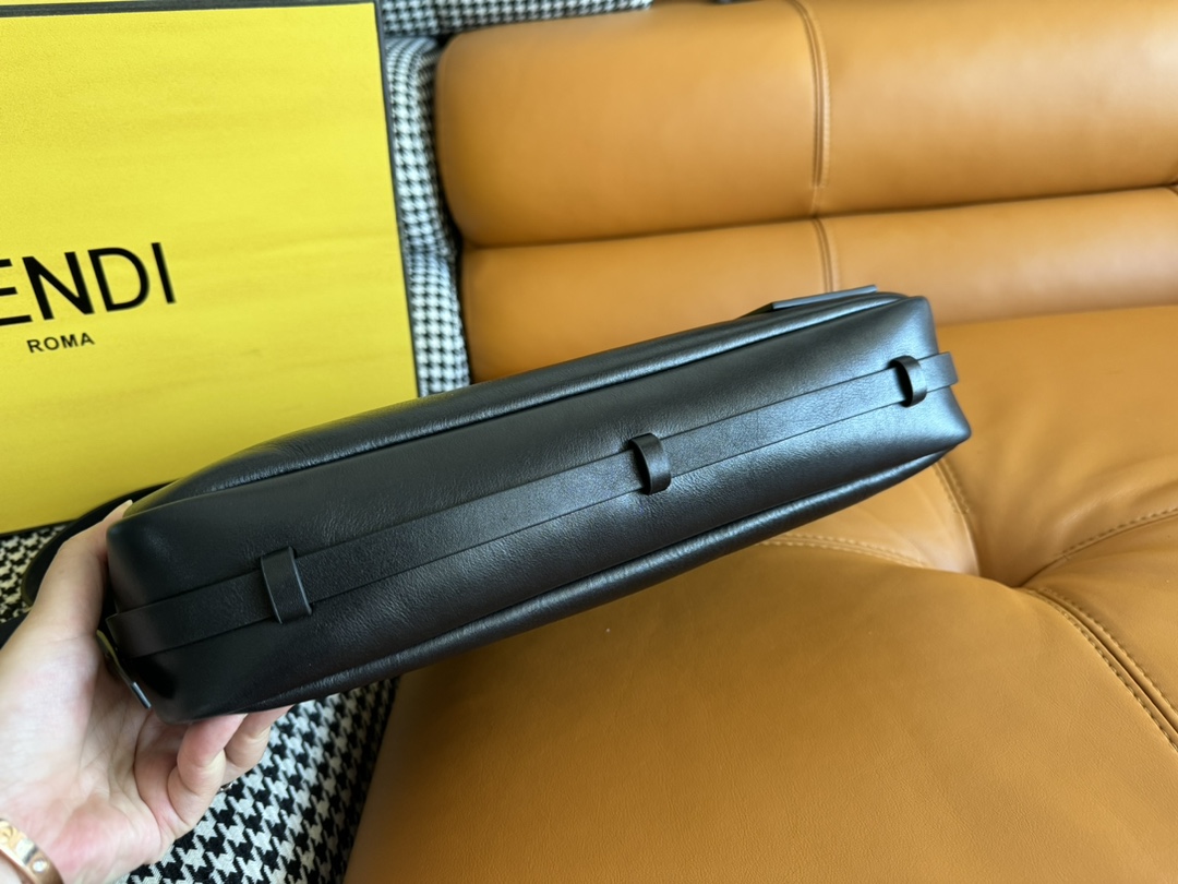 フェンディ 定番ズッカ柄バニティバッグ 高級感仕上げ 丁寧な縫製 安心サイト 実店舗運営 人気上昇中_4