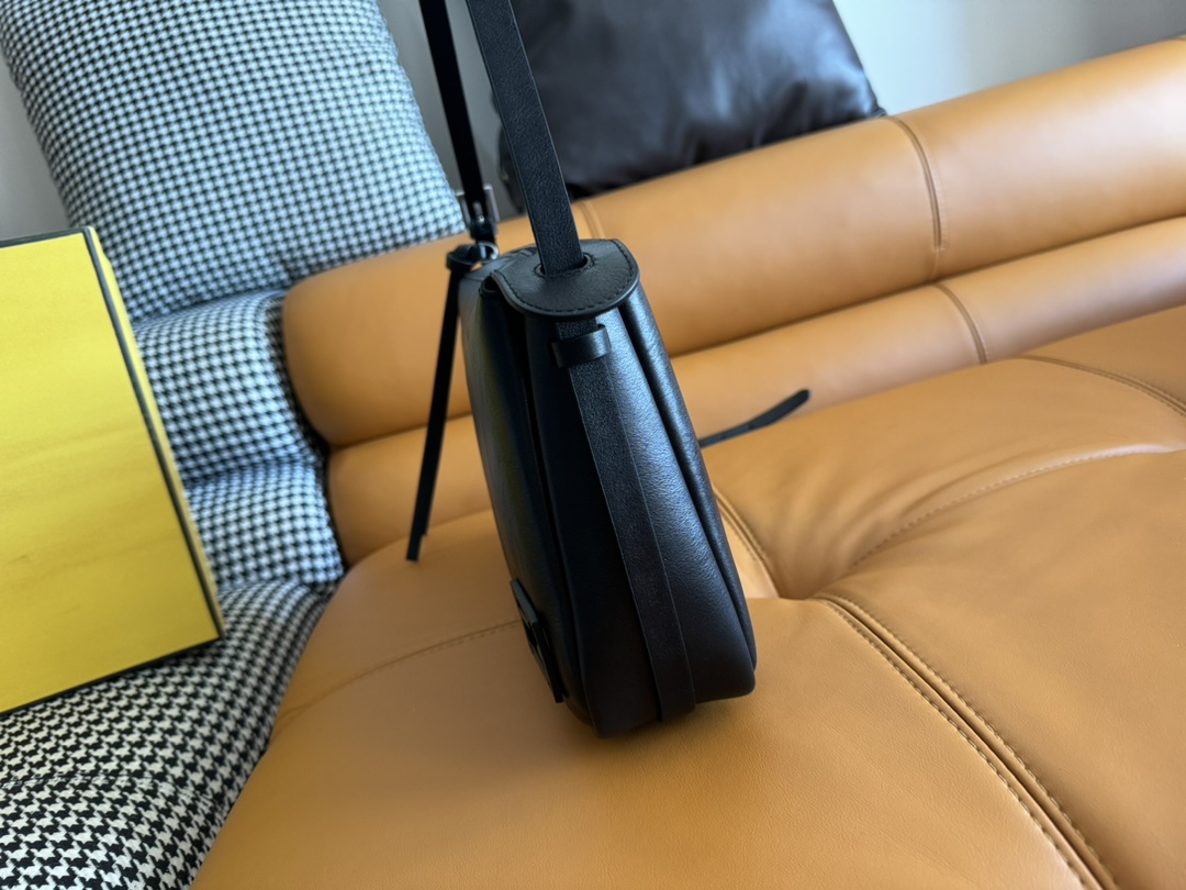 フェンディ 定番ズッカ柄バニティバッグ 高級感仕上げ 丁寧な縫製 安心サイト 実店舗運営 人気上昇中_5