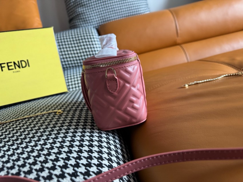 フェンディ 2026新作 ミニレザーショルダーバッグ 高級感仕上げ 安心サイト 実店舗運営 長年の実績 人気モデル_4