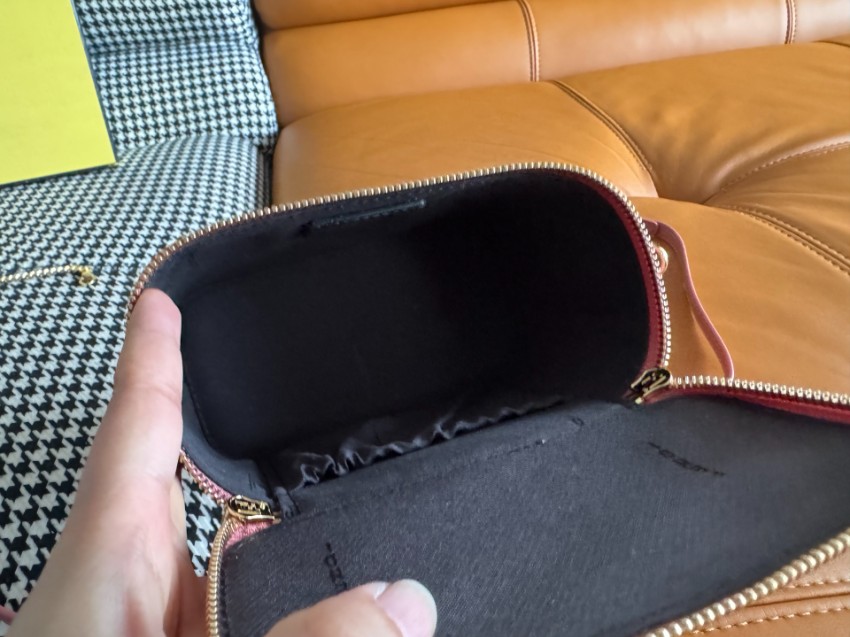 フェンディ 2026新作 ミニレザーショルダーバッグ 高級感仕上げ 安心サイト 実店舗運営 長年の実績 人気モデル_8