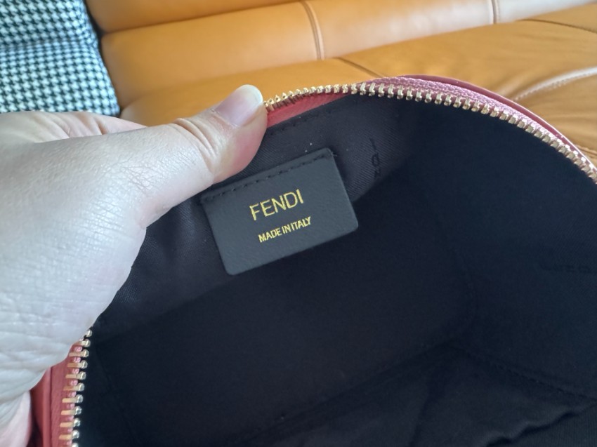 フェンディ 2026新作 ミニレザーショルダーバッグ 高級感仕上げ 安心サイト 実店舗運営 長年の実績 人気モデル_9