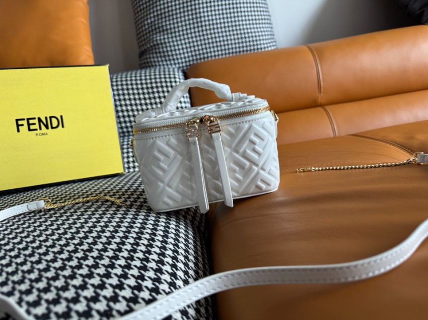 フェンディ 2026新作 キルティングバニティバッグ 高品質仕上げ 精密ディテール 安心の日本倉庫 追跡可能 数量限定入荷_1
