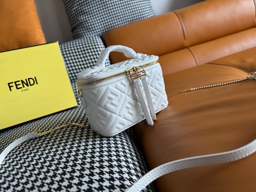 フェンディ 2026新作 キルティングバニティバッグ 高品質仕上げ 精密ディテール 安心の日本倉庫 追跡可能 数量限定入荷_2