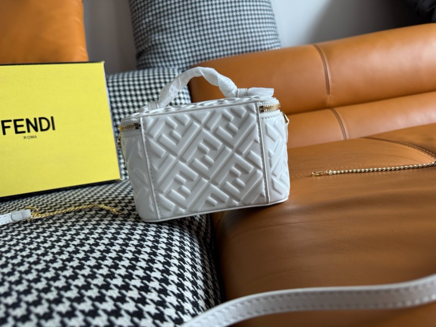 フェンディ 2026新作 キルティングバニティバッグ 高品質仕上げ 精密ディテール 安心の日本倉庫 追跡可能 数量限定入荷_5