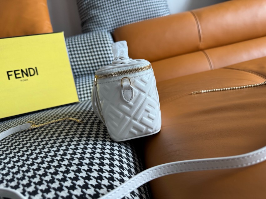 フェンディ 2026新作 キルティングバニティバッグ 高品質仕上げ 精密ディテール 安心の日本倉庫 追跡可能 数量限定入荷_4