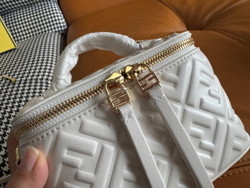 フェンディ 2026新作 キルティングバニティバッグ 高品質仕上げ 精密ディテール 安心の日本倉庫 追跡可能 数量限定入荷_7