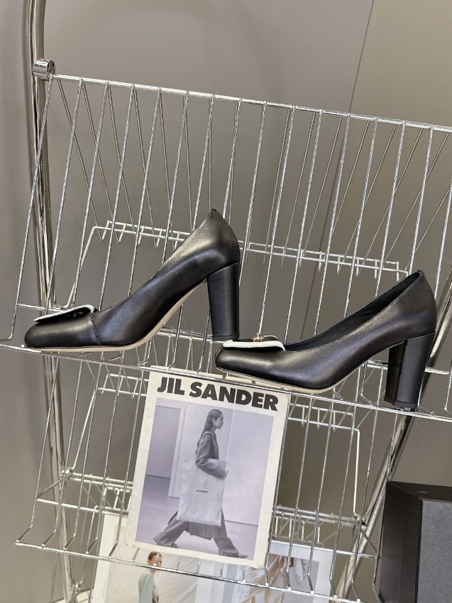 シャネル 2026新作 レディースパンプス 本革使用 高級感仕上げ 精密ディテール 金具ロゴ装飾 安心サイト 本物級コピー エレガントヒール_6