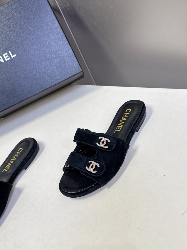 シャネル 2026新作 レディースフラットサンダル 上質レザー ダブルベルトデザイン ロゴ金具付き カジュアル高級感 激安 ブランド コピー_1