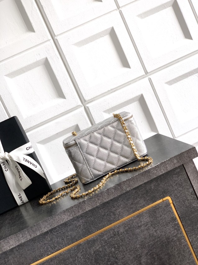 シャネル n級 キルティングレザーミニバニティバッグ チェーンショルダーモデル 上品デザイン 丁寧な縫製_4