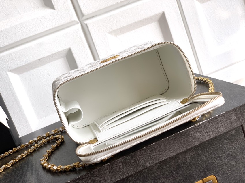 シャネル ハイブランド キルティングレザーミニバニティバッグ チェーンショルダーモデル 上質感 精密ディテール_5