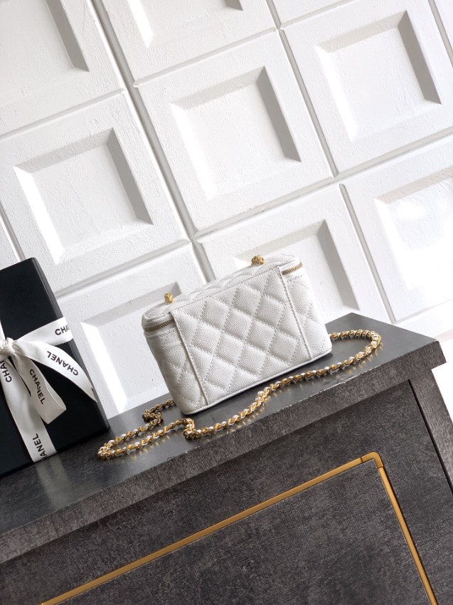 シャネル ハイブランド キルティングレザーミニバニティバッグ チェーンショルダーモデル 上質感 精密ディテール_2