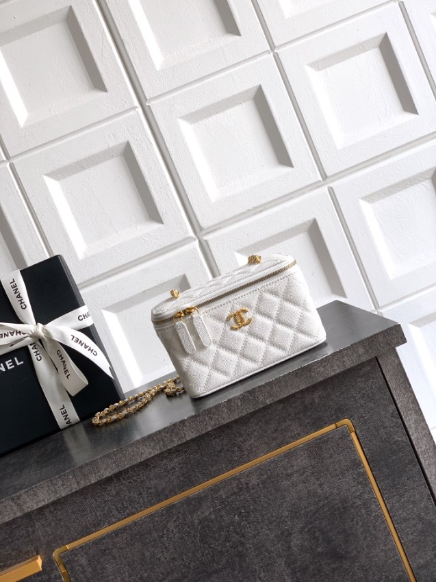 シャネル ハイブランド キルティングレザーミニバニティバッグ チェーンショルダーモデル 上質感 精密ディテール_1