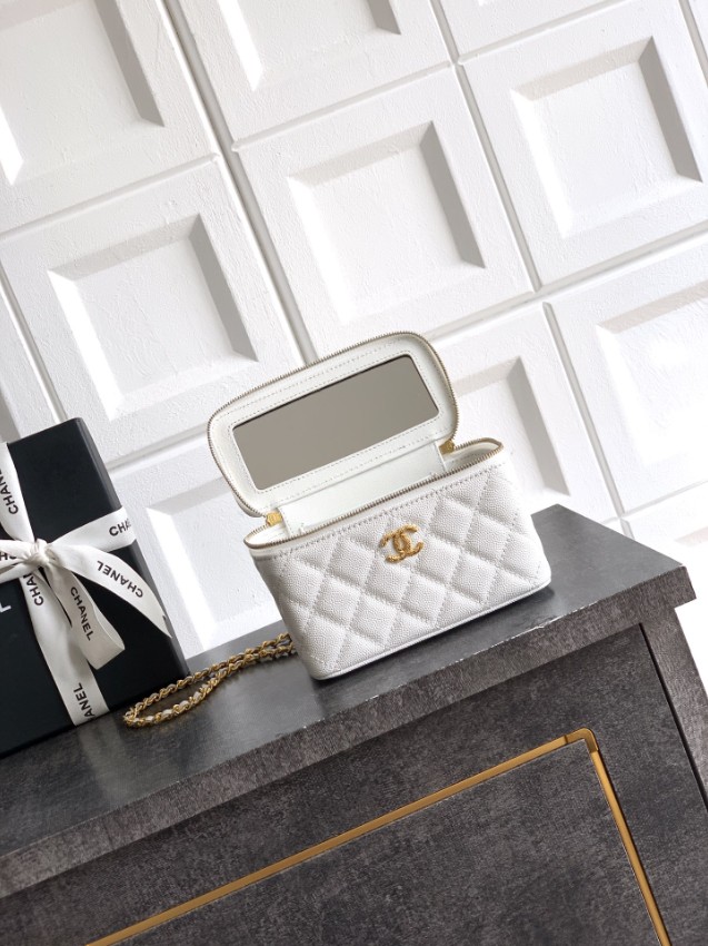 シャネル ハイブランド キルティングレザーミニバニティバッグ チェーンショルダーモデル 上質感 精密ディテール_4