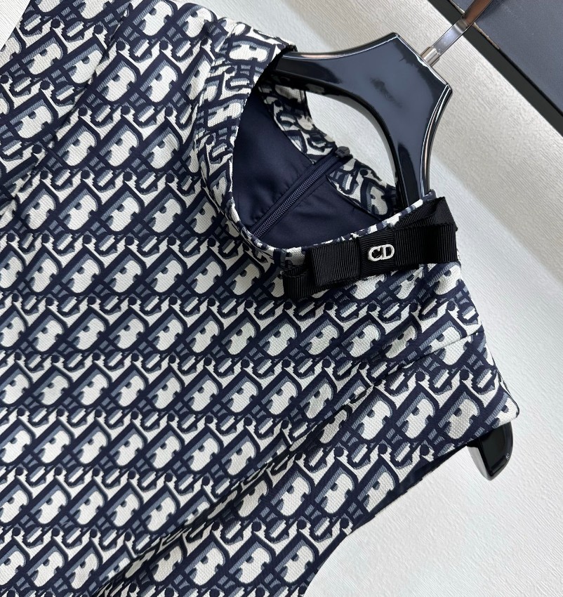 ディオール ハイブランド ノースリーブワンピース 総柄ロゴデザイン フレアシルエット 精密ディテール_3