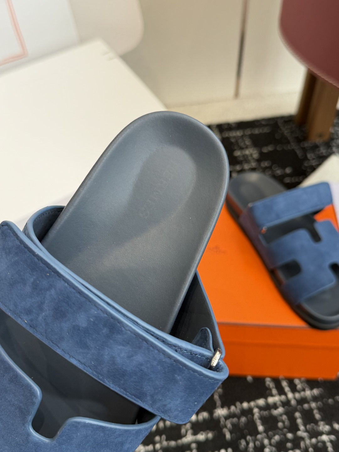 エルメス スーパーコピー サンダル Hカットデザイン スエード調ストラップ 定番モデル 高級感仕上げ_5