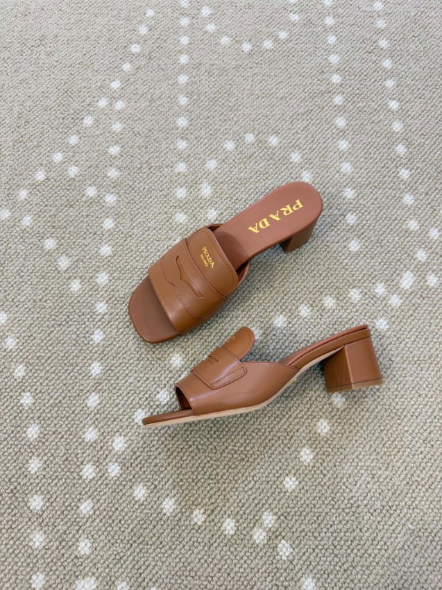 プラダ ブランド コピー サンダル ロゴデザイン レザーストラップ ミニヒールモデル ブランド代用_3