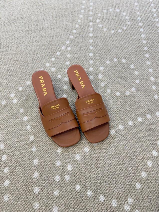 プラダ ブランド コピー サンダル ロゴデザイン レザーストラップ ミニヒールモデル ブランド代用_4