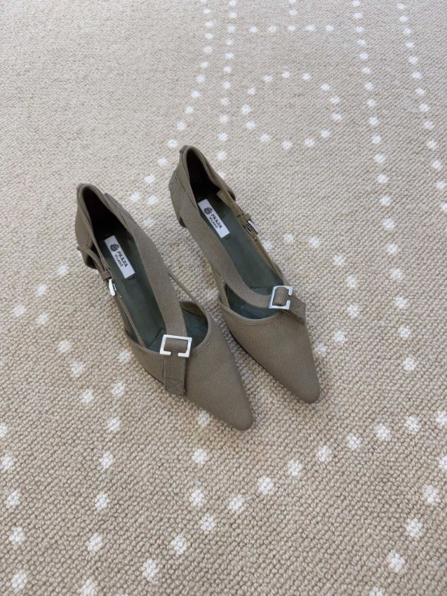 プラダ ハイブランド パンプス ポインテッドトゥデザイン ストラップ装飾 上質感モデル 口コミ多数_1