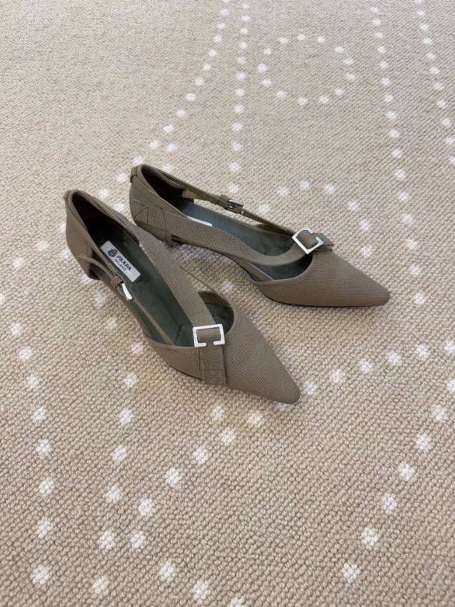 プラダ ハイブランド パンプス ポインテッドトゥデザイン ストラップ装飾 上質感モデル 口コミ多数_5