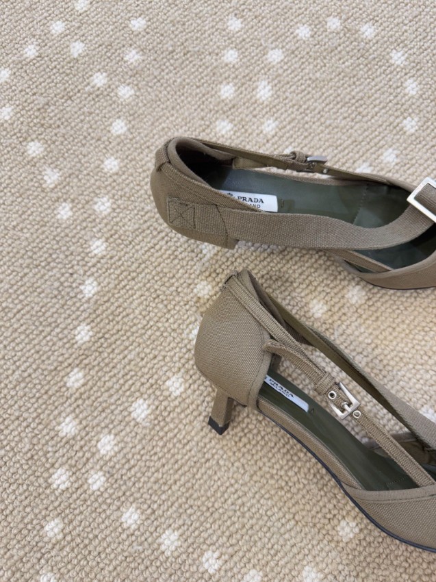 プラダ ハイブランド パンプス ポインテッドトゥデザイン ストラップ装飾 上質感モデル 口コミ多数_6