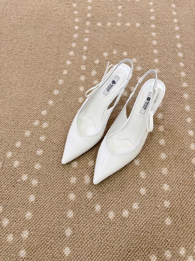 プラダ 本物級コピー パンプス ホワイト バックストラップ ポインテッドトゥ リボンディテール エナメル調_1