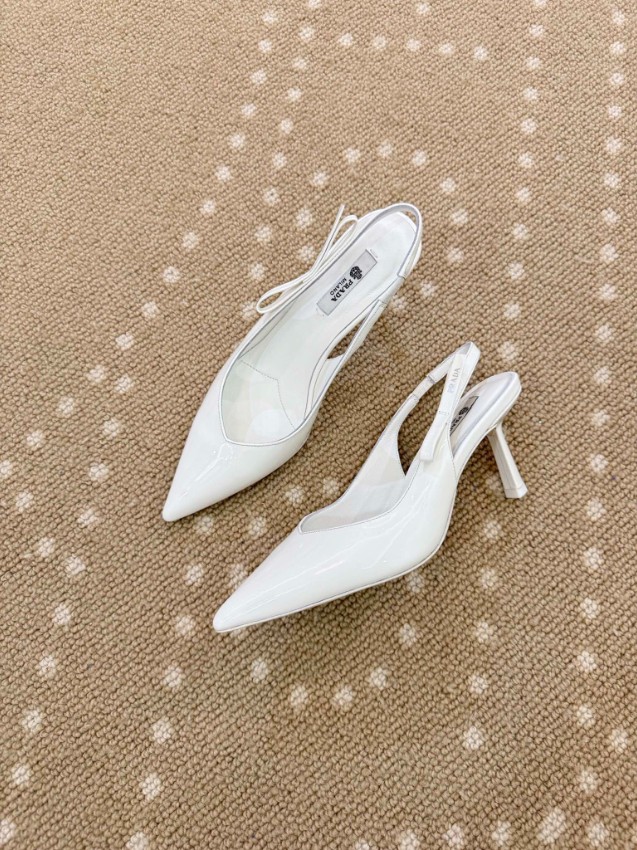 プラダ 本物級コピー パンプス ホワイト バックストラップ ポインテッドトゥ リボンディテール エナメル調_2