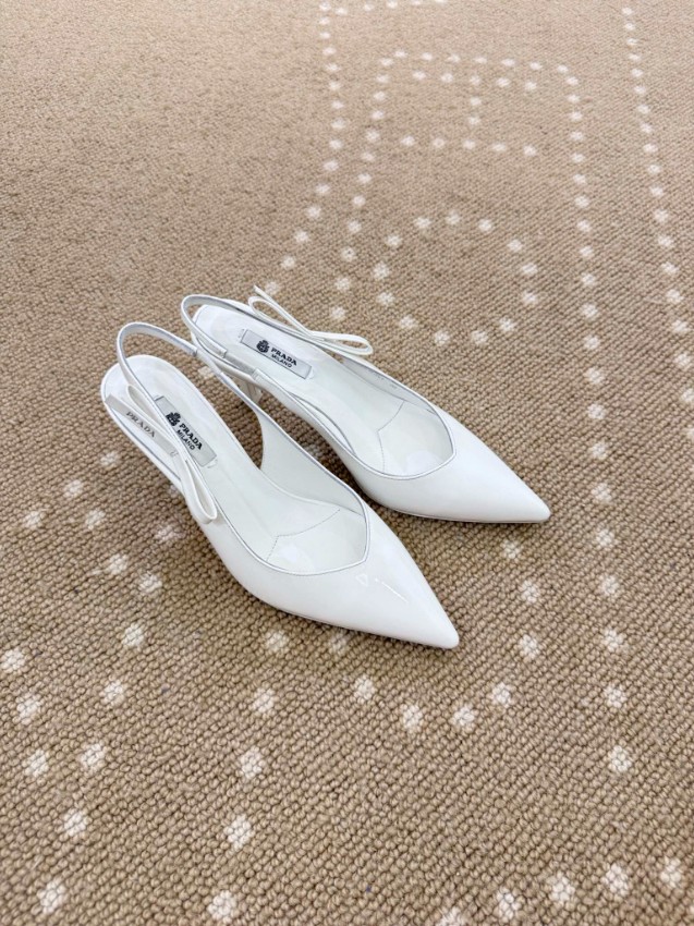 プラダ 本物級コピー パンプス ホワイト バックストラップ ポインテッドトゥ リボンディテール エナメル調_3