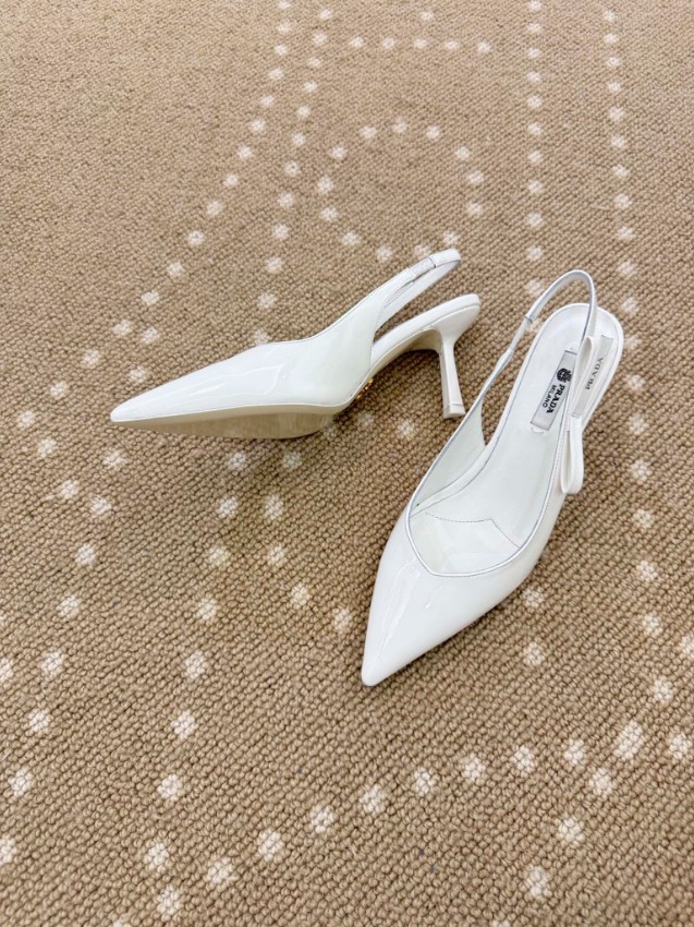 プラダ 本物級コピー パンプス ホワイト バックストラップ ポインテッドトゥ リボンディテール エナメル調_5