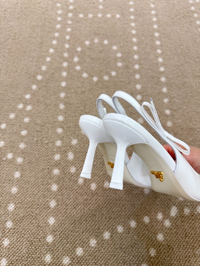 プラダ 本物級コピー パンプス ホワイト バックストラップ ポインテッドトゥ リボンディテール エナメル調_4