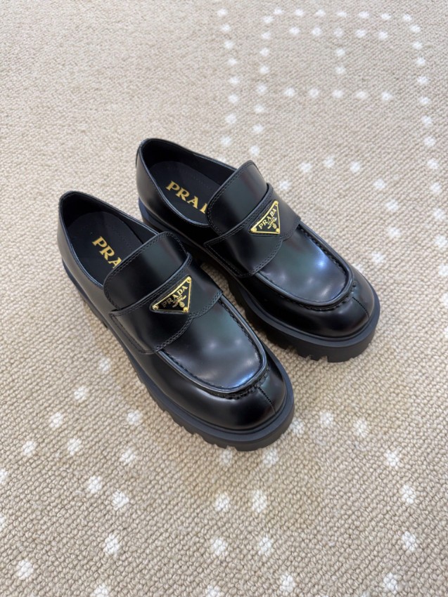 プラダ 本物級コピー ローファー ブラック トライアングルロゴ 厚底デザイン レザーシューズ_3