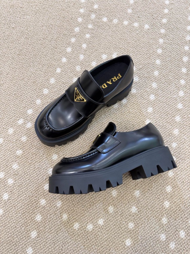 プラダ 本物級コピー ローファー ブラック トライアングルロゴ 厚底デザイン レザーシューズ_2