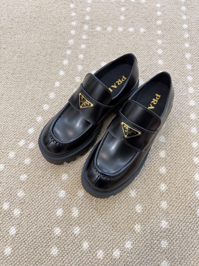 プラダ 本物級コピー ローファー ブラック トライアングルロゴ 厚底デザイン レザーシューズ_1