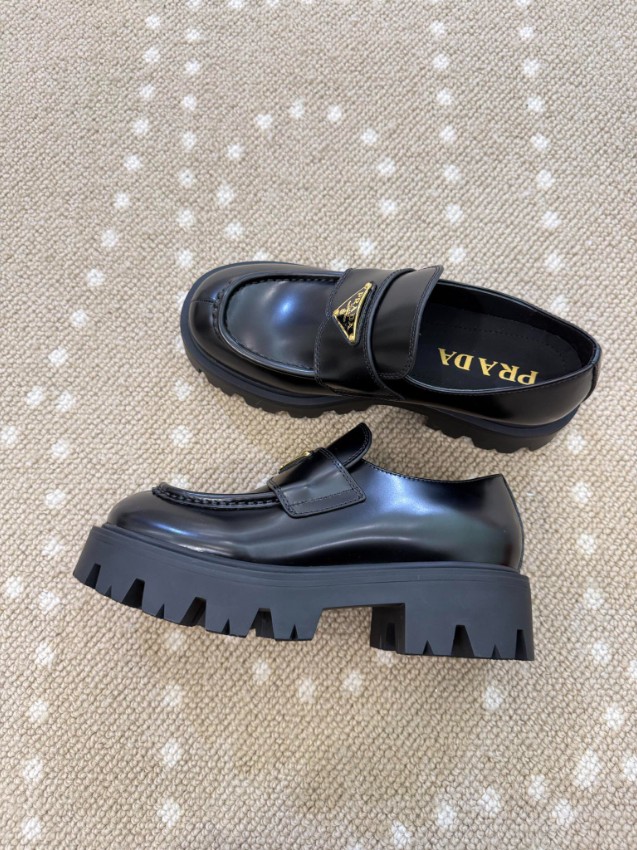 プラダ 本物級コピー ローファー ブラック トライアングルロゴ 厚底デザイン レザーシューズ_4