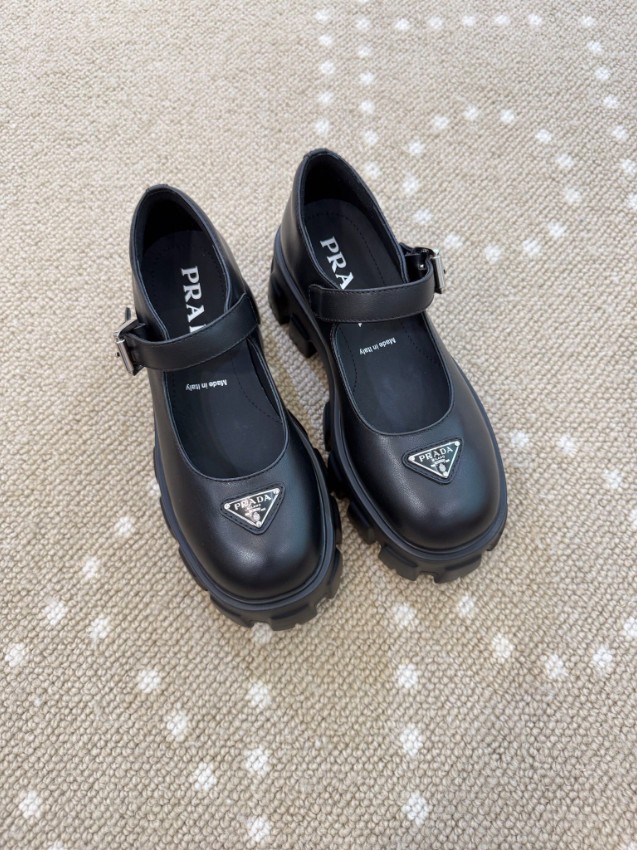 プラダ ブランド コピー メリージェーン厚底シューズ シングルストラップ レザー仕上げ モード感 新作_3