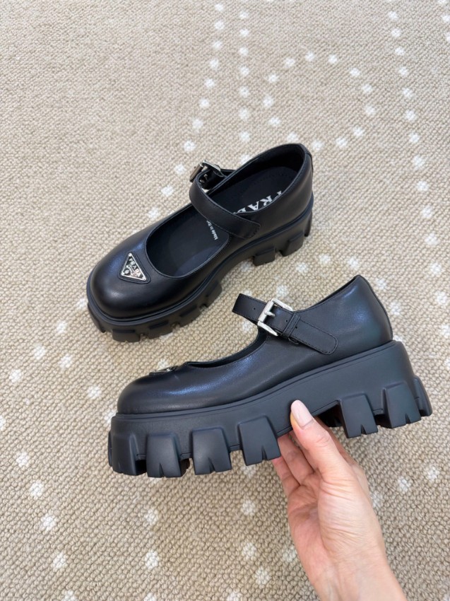 プラダ ブランド コピー メリージェーン厚底シューズ シングルストラップ レザー仕上げ モード感 新作_2
