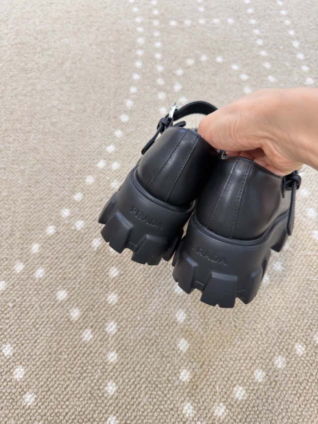 プラダ ブランド コピー メリージェーン厚底シューズ シングルストラップ レザー仕上げ モード感 新作_5