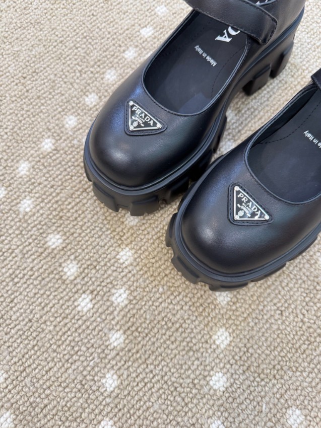 プラダ ブランド コピー メリージェーン厚底シューズ シングルストラップ レザー仕上げ モード感 新作_6