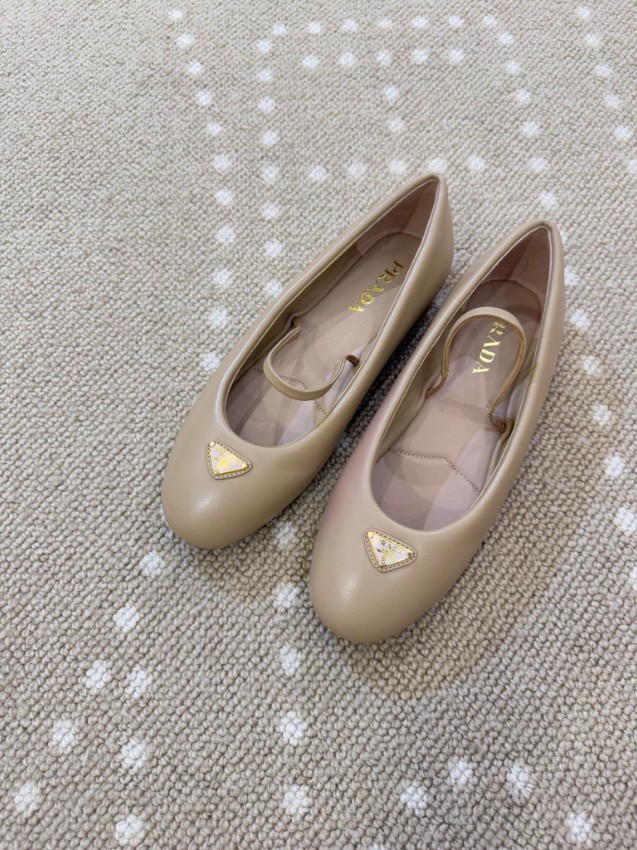 プラダ ブランド コピー メリージェーンフラットシューズ ラウンドトゥ レザー質感 ナチュラルカラー 高品質_1