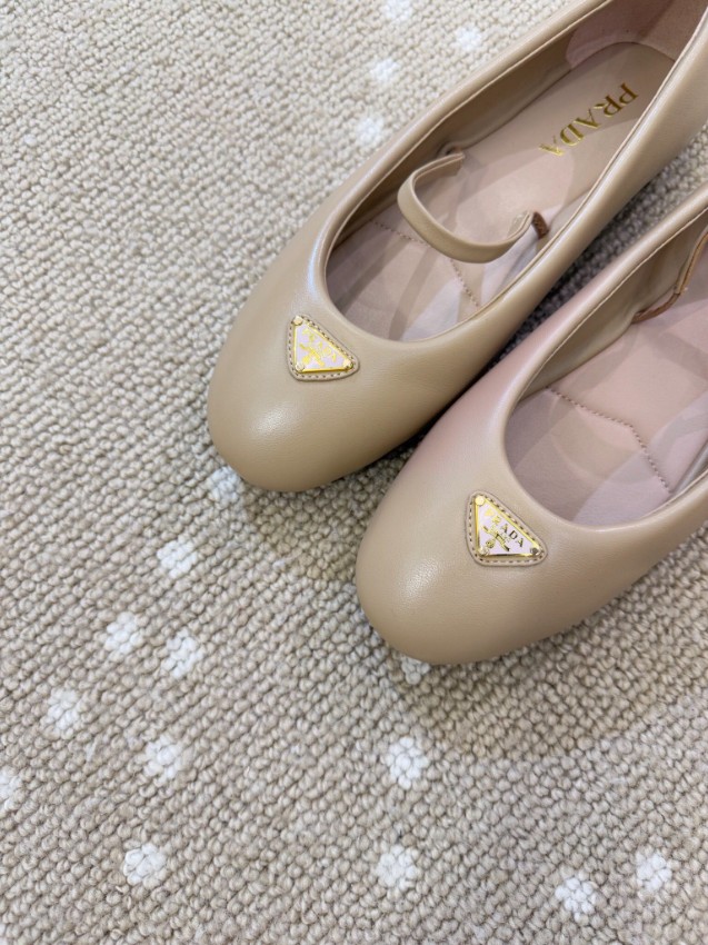 プラダ ブランド コピー メリージェーンフラットシューズ ラウンドトゥ レザー質感 ナチュラルカラー 高品質_6