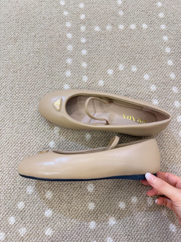 プラダ ブランド コピー メリージェーンフラットシューズ ラウンドトゥ レザー質感 ナチュラルカラー 高品質_4