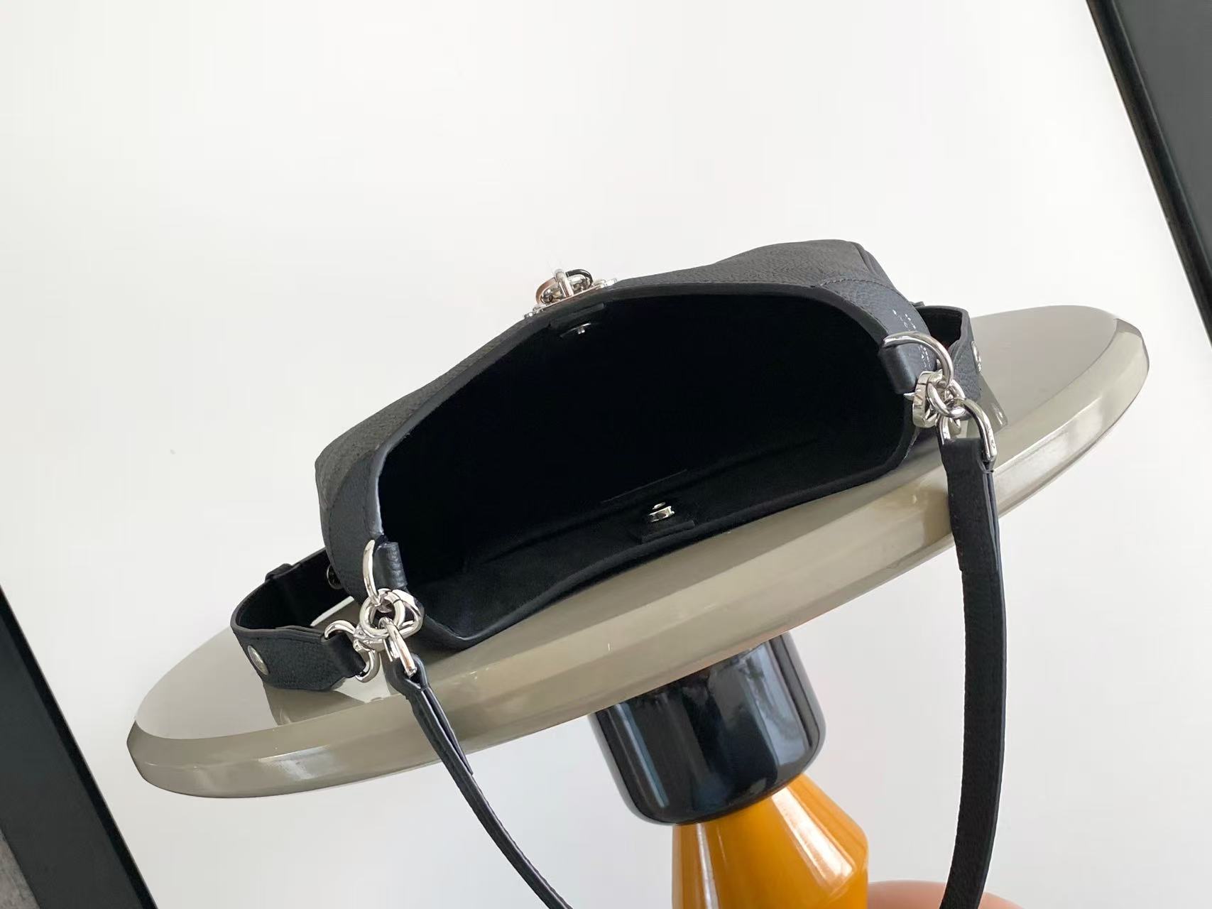 ルイヴィトン 格安 ショルダーバッグ モノグラムパンチング レザー仕様 高級感仕上げ リピーター多数_4