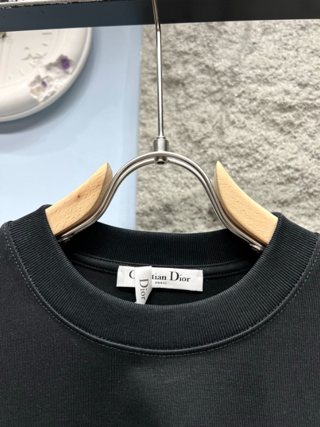 ディオール ブランド コピー 半袖Tシャツ CDロゴ刺繍 ミニマルデザイン 上質感 口コミ多数_4